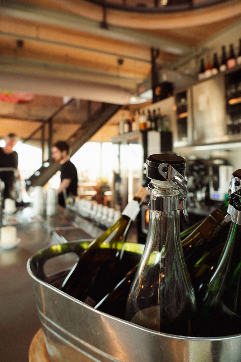 Flessen in de ijsemmer aan de bar